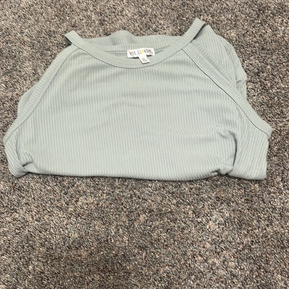 super cute slightly oversized green tank ribbed - Picture 2 of 3